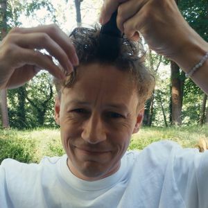 Ganz neuer Look: Tim Bendzko trennt sich von seinen Locken