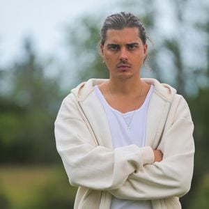 Tim Kühnel zieht vorübergehend in Reality-WG seiner Ex ein!