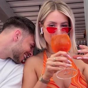 So sehr schweben Tim Stammberger und Laura im Liebesglück