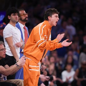 In Knallorange: Timothée Chalamet jubelt für die Knicks