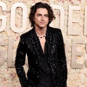 Mit Gitarre unterwegs: Timothée Chalamet im Bob-Dylan-Biopic