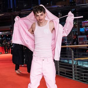 Timothée Chalamet erscheint im babyrosa Look zur Berlinale