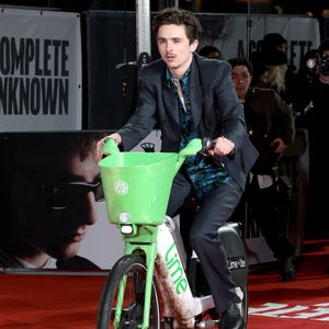 Timothée Chalamet kommt mit Mietfahrrad zur Filmpremiere