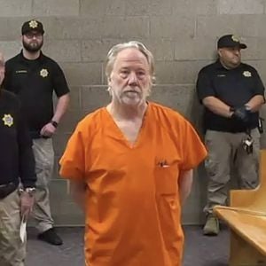 Timothy Busfields Team kritisiert Eltern der Ankläger scharf