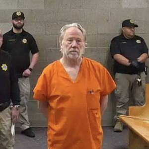 Kindesmissbrauch: Timothy Busfields Prozess im Mai 2027