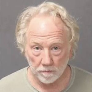 Bilder im Jumpsuit: Timothy Busfield erscheint vor Gericht