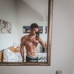 "Club der roten Bänder"-Star Timur Bartels zeigt Megabody