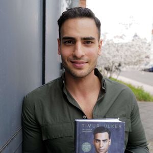 Timur Ülker mit seinem neuen Buch "Schattenboxen"