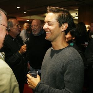 Miese Masche! Tobey Maguire schikaniert Kellnerin