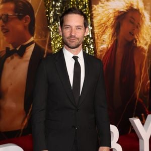 Vor einem Nachtklub: Tobey Maguire flirtet mit zwei Frauen