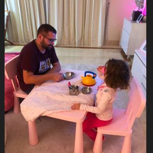 Früh übt sich: Sophia Cordalis lädt Onkel Tobi zur Teestunde