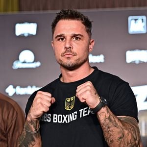 Tobias Pietrek isst zur Fame-Fighting-Vorbereitung Süßes