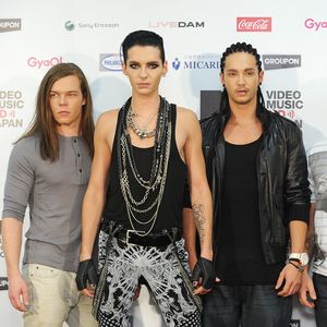 Schräger Style: "Tokio Hotel"-Bill mit Bademantel in Bar