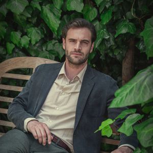 Neues Netflix-Drama: Wer ist der "Sie weiß von dir"-Hottie?