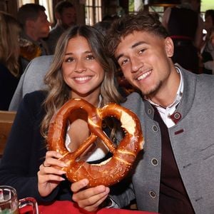 Tom Bischof und Josefine Scholl turteln auf dem Oktoberfest