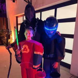 An Halloween: Tom Brady als Sensenmann mit Kindern unterwegs