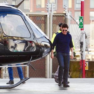 Mit mysteriöser Blondine: Tom Cruise im Helikopter unterwegs