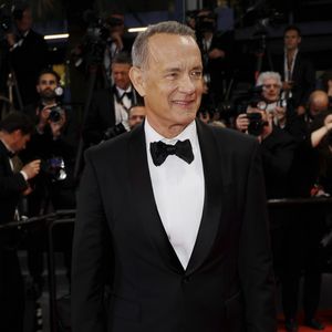 Tom Hanks spaziert gertenschlank durch die Straßen Londons!