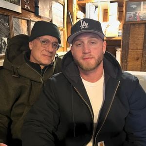 Chet Hanks teilt erstmals Foto mit Papa Tom Hanks im Netz