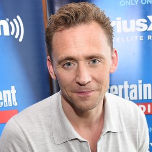 Heiß & begehrt: Tom Hiddleston bei den Emmys in Flirtlaune