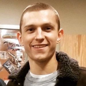 Tom Holland trägt Fast-Glatze: Fans vermissen seine Haare