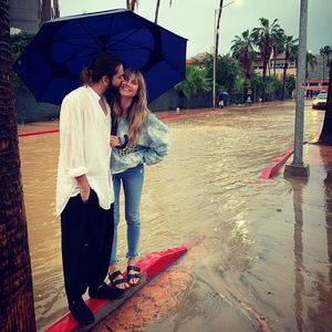 Trotz Mega-Unwetter: Heidi & Tom turteln unterm Regenschirm