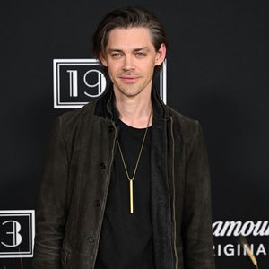 Ganz heimlich: Tom Payne ist Papa von Zwillingen geworden!
