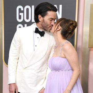 Süß! Tom Pelphrey und Kaley Cuoco knutschen auf Red Carpet