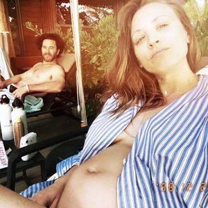 Lässig auf der Liege: Kaley Cuoco setzt Babybauch in Szene