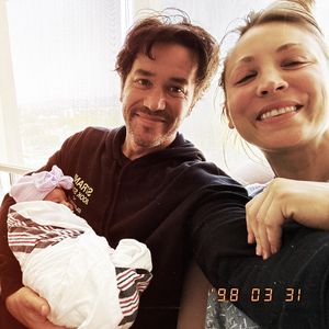 Süßes Video: Hier kuschelt Kaley Cuocos Partner Tom mit Baby