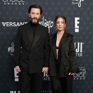 Kaley Cuoco und Tom zeigen Liebe bei Critics' Choice Awards