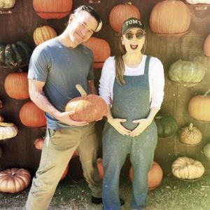 Kaley Cuoco präsentiert ihren Babybauch beim Kürbis-Shoppen
