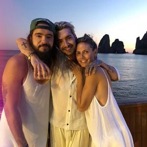 Bill Kaulitz teilt Honeymoon-Pic von Heidi, Tom und sich