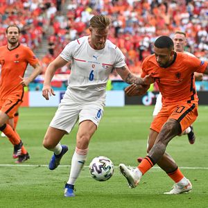 Zuschauer verwirrt: Trug Tschechien-Kicker einen Sport-BH?