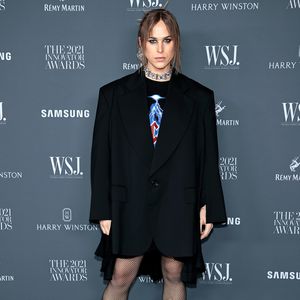 "Verlorene Zeit aufholen": Tommy Dorfman testet neue Styles