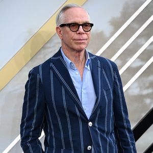 Tommy Hilfiger stürzte bei Bezos-Hochzeit fast in den Kanal