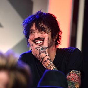 Fans schockiert: Tommy Lee zieht auf Insta komplett blank!