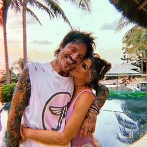 Tommy Lee teilt Nacktfoto seiner Frau nach Catfish-Skandal
