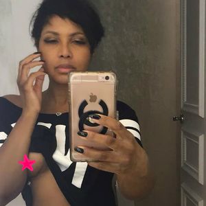 Mit 51: Toni Braxton zeigt in Spiegel-Selfie fast alles