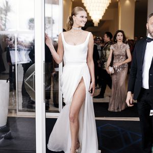 Viel nackte Haut! Toni Garrn wagt XXL-Ausschnitt