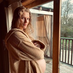 Nur im Bademantel: Toni Garrn zeigt stolz ihren Babybauch