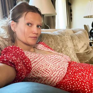 Mit XXL-Bauch: Toni Garrn flitzt mit E-Scooter durch Berlin