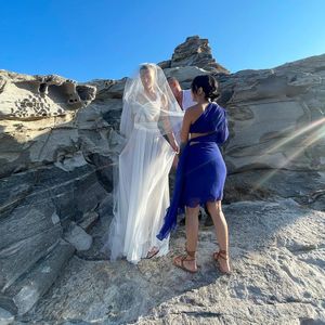 Halsbrecherisch: Toni Garrn erklimmt Felsen im Brautkleid