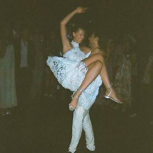So verliebt! Toni Garrn teilt intime Hochzeitsfotos mit Alex