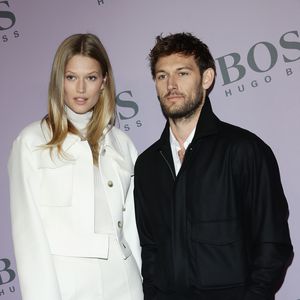 Mit Baby Luca: Toni Garrn und Alex machen Familienausflug