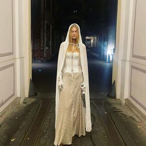 After-Baby-Body in Korsett: Toni Garrn zeigt Halloween-Look!