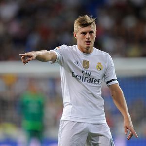 Süß! Hier winkt Toni Kroos' Sohn fröhlich den Bayern-Fans zu
