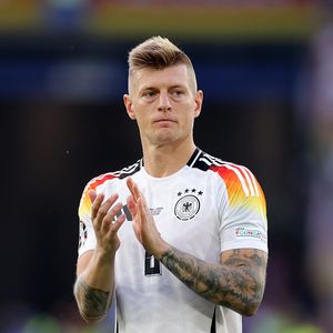 Weiß wie Schnee: Toni Kroos zeigt sich mit neuer Haarfarbe