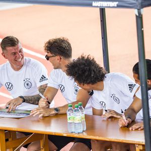 Süße Aktion: Deutsche Nationalkicker geben Autogrammstunde