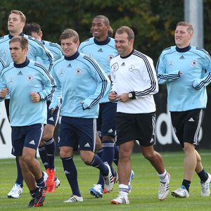 Strahlender Papa: Hier zeigt Philipp Lahm sein Töchterchen